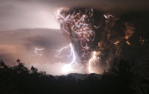 Молния вокруг вулкана Chaiten. 2 мая 2008 год. REUTERS/Carlos Gutierrez