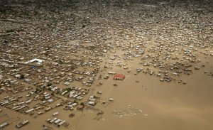 Наводнение вызванное тропическим штормом Ханна. Гаити. 3 сентября 2008 год. REUTERS/Marco Dormino/Minustah