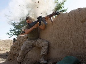 Американский моряк 24-ой Морской Экспедиционной Единицы, бой с борцами Талибана в Гильмендской Области Афганистана. 18 мая 2008 год. REUTERS/Goran Tomasevic