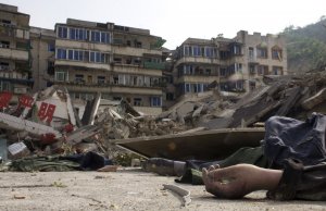 Рука мёртвого человека среди обломков города после землятресения в Бейчуани, область Сычуаня, Китай. 15 мая 2008 год. Paula Bronstein/Getty Images