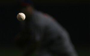 Бейсбольный мяч в полёте после броска питчера Теда Лиллайя. 27 сентября 2008 год. AP Photo/Darren Hauck