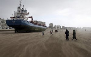 Голландское судно Артемис на мели в западной Франции. 10 марта 2008 год. REUTERS/Stephane Mahe