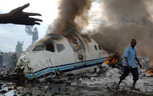 Крушение пассажирского самолета на востоке Демократической республики Конго. Погибло 40 человек. 15 апреля 2008 год. Lionel Healing/AFP/Getty Images