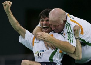 Ирландец Габриэль Шелли (слева)&nbsp; вместе со своим тренером празднует завоевание бронзовой медали на Паралимпийских играх в Пекине. 9 сентября 2008 год. AP Photo/ Elizabeth Dalziel