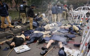Террорист-смертник подошел к группе полицейских дислоцированных за оградой здания Верховного суда в пакистанском городе Лахор и взорвал себя, в результате чего погибли 21 человек, большинство из них полицейские. 10 января 2008 год. REUTERS/Mohsin Raza