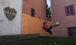 Мальчик играет в футбол в окрестностях Буэнос-Айреса, Аргентина. 11 марта 2008 год. AP Photo/Natacha Pisarenko