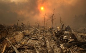 600-800 домов сгорели в крупном пожаре, штат Калифорния. 15 ноября 2008 год. David McNew/Getty Images