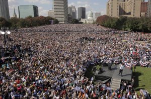 100000 сторонников Барака Обамы собрались на митинге в Сент-Луисе. 18 октября 2008 год. AP Photo/Jae C. Hong