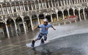 Дункан Зуур из Нидерландов едет на вейкборде по затопленной площади Сан-Марко в Венеции, Италия. 2 сентября 2008 год. REUTERS/Handout/Euro-Newsroom.com/Joerg Mitter