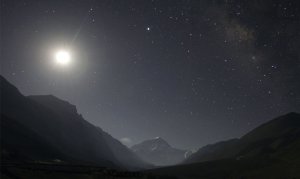 Луна и звёзды над горой Эверест. 29 апреля 2008 год. REUTERS/David Gray