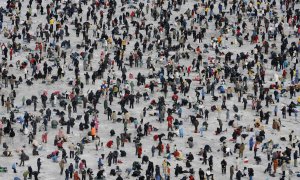 На ежегодном фестивале льда, который длится три недели, присутствовало более 1000000 человек. 20 километров от демиталиризованной зоны разделяющей две Кореи. 13 января 2008 год. REUTERS/Lee Jae-Won